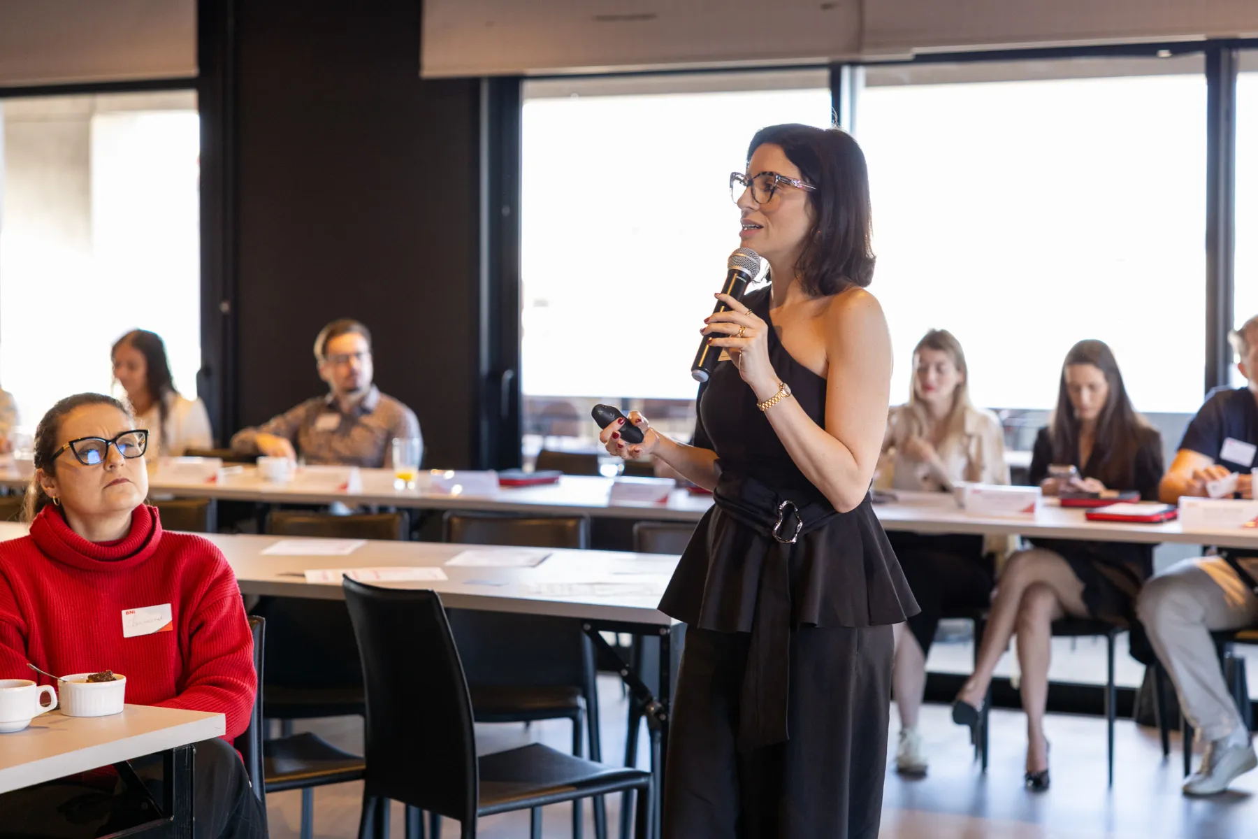 Gabriela Madeira apresentando para público executivo